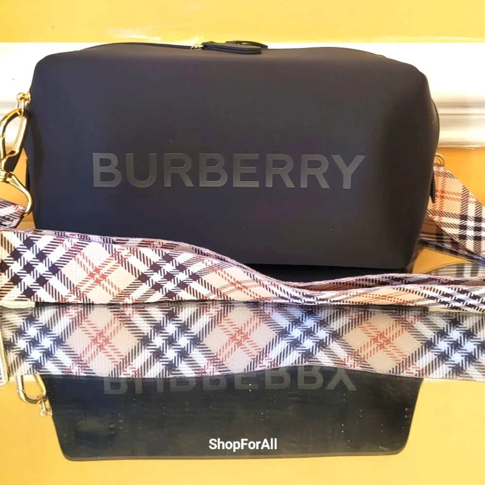 - Burberry pouch /crossbody bag/ Toiletry bag/ travel bag/ shoulder bag - Picture 2 of 11